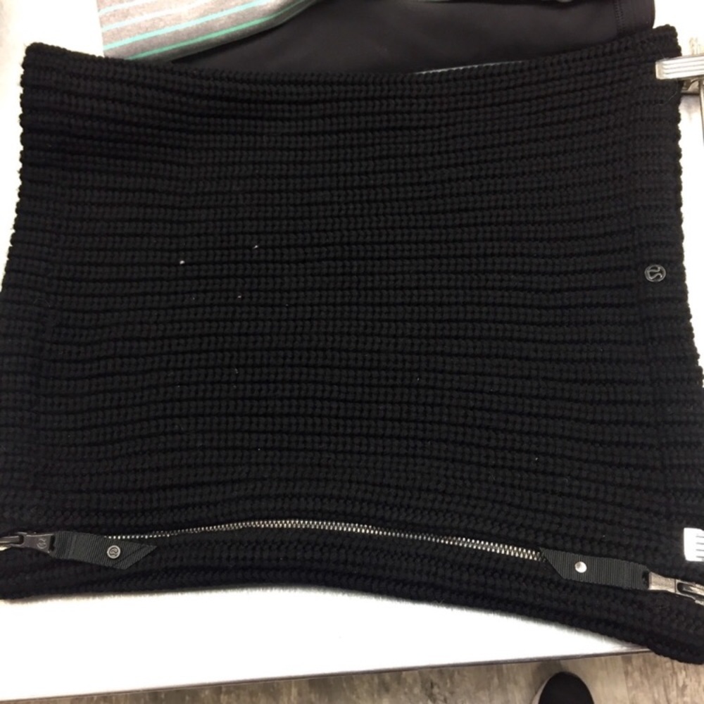 (SOLD) LULULEMON Falling Freely Neck Warmer Scarf - Picture 7 of 8